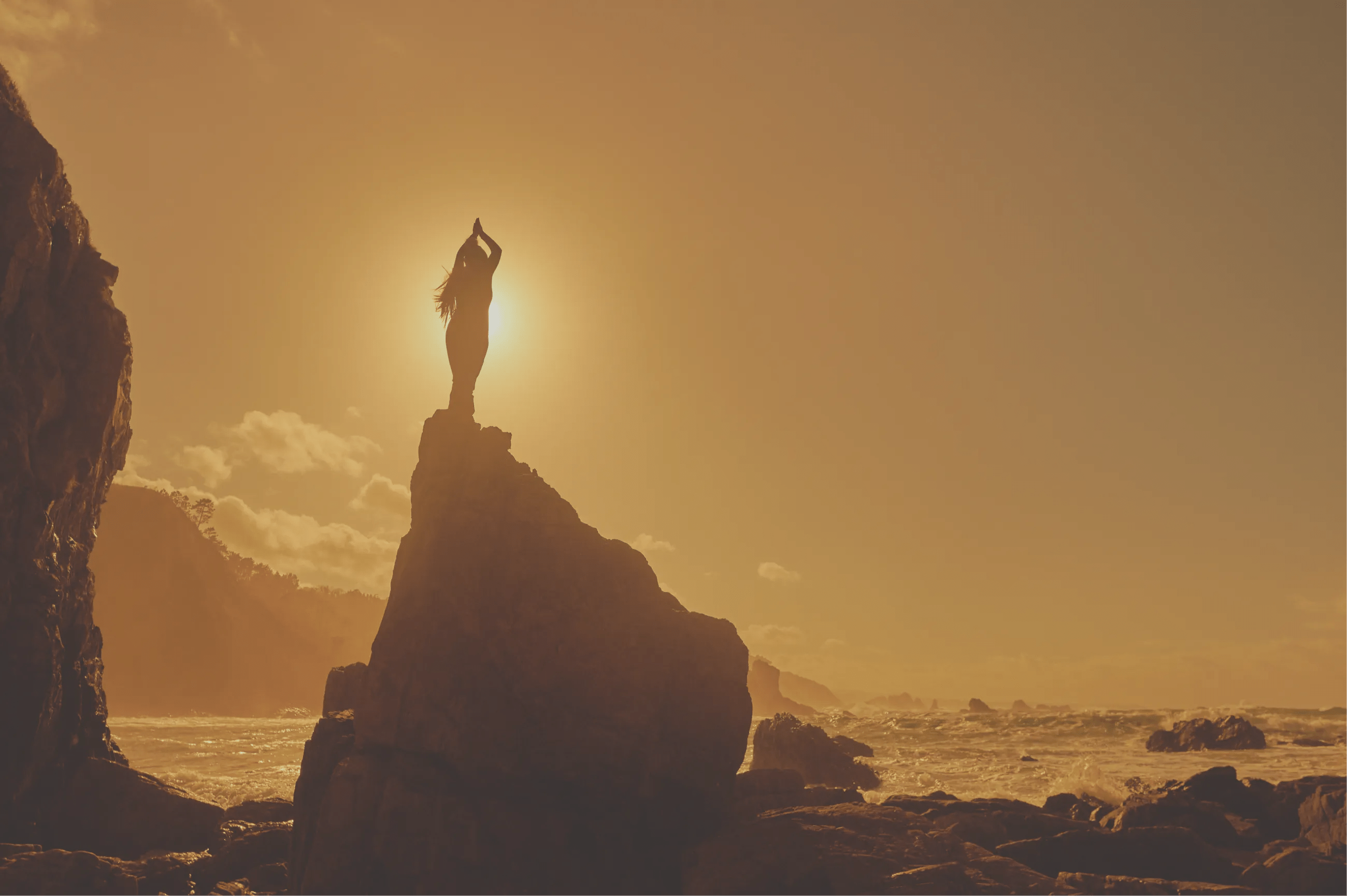 Ein Kind blickt durch ein Spiral-Spielzeug.