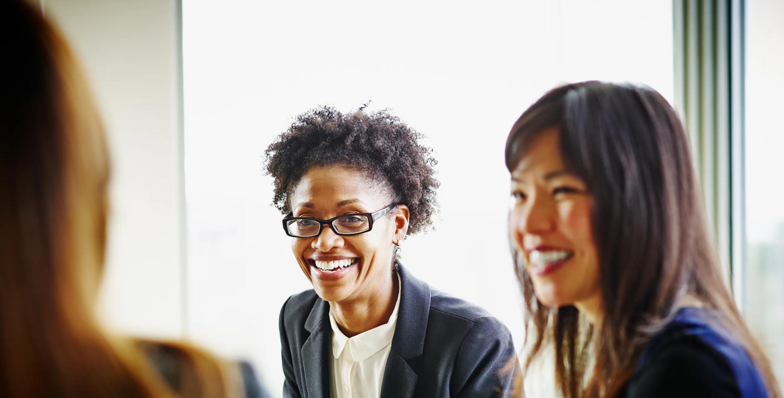 Menschen lächeln in einem Meeting | Vielfalt, Gleichberechtigung und Integration